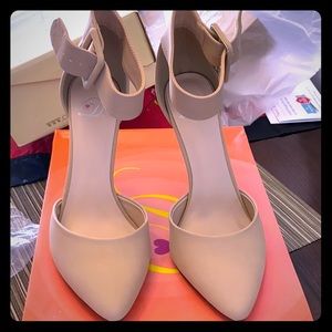 Brand new tan/cream pointy heels